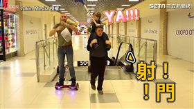 
▲小孩開心地用力一揮。（圖／AP／Jukin Media 授權）