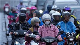 仍是下雨天（1）中央氣象局表示2日天氣仍受東北季風及颱風外圍環流影響，基隆北海岸、大台北山區及東半部地區有局部大雨或豪雨發生機率，特別提醒在東北部可能有豪雨以上等級累積雨量發生。中央社記者孫仲達攝  107年11月2日