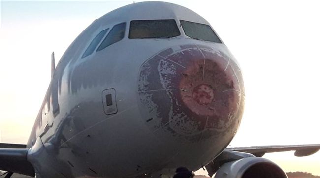 遇強風冰雹！飛機被撞凹、玻璃也碎裂