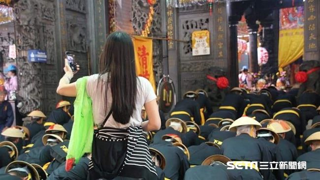 東港迎王三寶亂入狂拍　網怒：衰3年