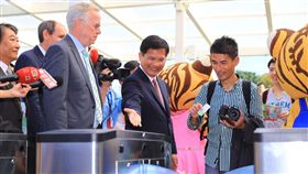 台中花博盛大開幕 林市長擊掌歡迎首批遊客／中市府提供