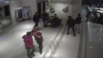 唱歌離場擦撞爆衝突　群毆畫面曝光
