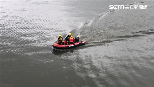 婦穿棗紅衣跳水尋短　民眾驚見急報案