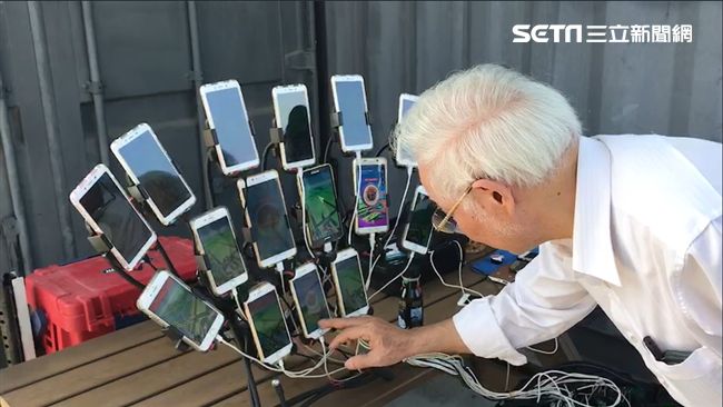 寶可夢阿伯參戰　出動15支手機抓寶