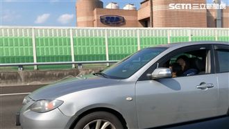 女國道玩命兜風　童放腿當安全氣囊