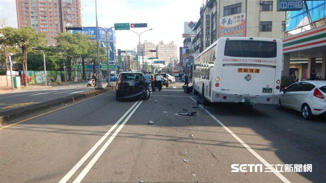 公車司機酒駕載客　無視紅燈連撞3車