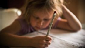 小孩，寫作業，功課（圖／ｐｉｘａｂａｙ）