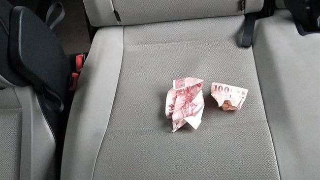 被丟3百小費羞辱　司機忍淚：為生活
