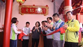 總統蔡英文今（3日）下午到彰化為縣定古蹟關帝廟致贈《義烈昭垂》匾額，主持揭匾儀式，由彰化縣長魏明谷、彰化市長邱建富陪同，來源魏明谷臉書