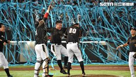 桃猿3轟獅拋彩帶，5年兩度2連霸。（圖／記者王怡翔攝）