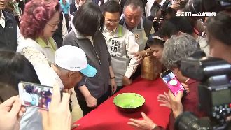 「十八啦」小英嗨玩骰子　力挺魏明谷