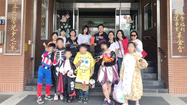 不給糖就搗蛋！學生送愛心糖到育幼院