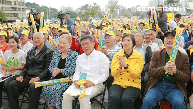 柯站台！議員公園喊「凍蒜」恐違規