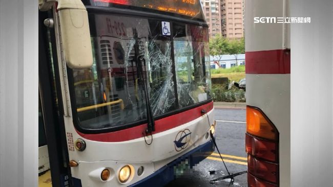 搶客糾紛？2公車馬路追撞…玻璃碎裂
