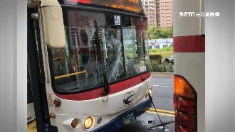 搶客糾紛？2公車馬路追撞…玻璃碎裂