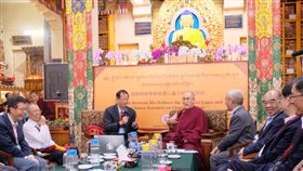 達賴喇嘛與華人科學家對談氣氛愉快達賴喇嘛與華人量子科學家對談1日在輕鬆愉快的氣氛中渡過，達賴對每位科學家的簡報都提出許多問題，同時也透過幽默來詮釋問題，讓與會者開懷大笑。中央社記者康世人達蘭薩拉攝  107年11月1日