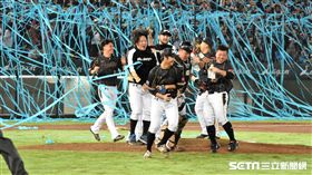 Lamigo桃猿陳禹勳和隊友同慶。（圖／記者王怡翔攝影）