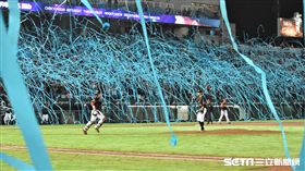 桃猿封王拋彩帶。（圖／記者王怡翔攝影）