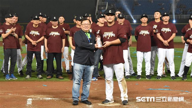 奪冠想到春訓辛苦　陳俊秀淚奪MVP