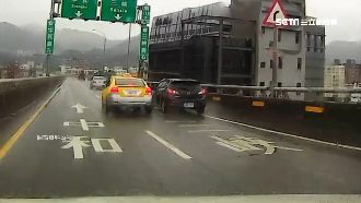 小黃硬要切換車道　駕駛不讓險釀意外