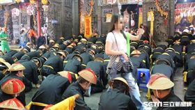 東港迎王遭白目女亂入拍照。（圖／翻攝自臉書社團東港好厝邊）