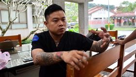 遺體修復師助亡者帶著尊嚴離開（2）「76行者」遺體美容修復團隊召集人陳修將24日表示，修復團隊這幾年歷經各種災害現場，凝聚深厚感情，從當初的30人到現在有200多人，大家默契都很好，主要是希望往生者能夠尊嚴離開。中央社記者黃旭昇宜蘭攝　107年10月24日