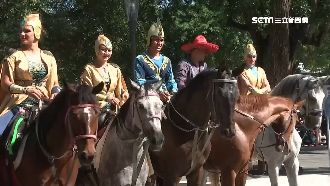 搶看駿馬遊行！遊客早起卡位瘋花博