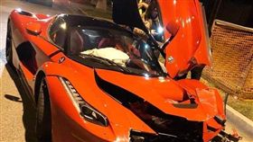 法拉利,借車,把妹,撞爛（圖／翻攝臉書爆廢公社）