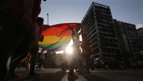 同志遊行　大型彩虹旗上街頭（2）2018台灣同志大遊行27日下午正式登場，許多民眾走上街頭、拉開大型彩虹旗，以行動表達希望台灣儘速通過婚姻平權的訴求。中央社記者吳家昇攝　107年10月27日