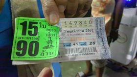 婉娜麗夫妻與中獎彩卷（翻攝自Nat Nongphai臉書）