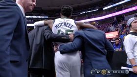 爵士超新星上籃翻船　退場要2人攙扶
NBA,猶他爵士,Donovan Mitchell,腳踝,腿筋,受傷
翻攝自推特