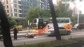 重機騎士行經中山北路快車道時，以與自小客車發生擦撞，騎士當場重摔腦漿四溢，救護人員緊急將他送往新光醫院救治（讀者提供）
