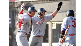 ▲SK飛龍選手朴正權（左1）與韓東旻在韓國大賽首戰都開轟。（圖／截自韓國媒體）