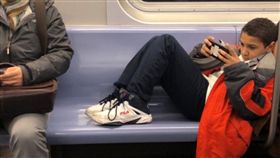 屁孩,佔位,霸佔,家教,地鐵,紐約,小孩,惡人,教訓,讓位　圖／翻攝自推特　