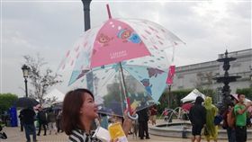 抓寶遇小雨　奇美博物館雨傘意外紅（圖／中央社）
