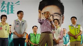 蘇貞昌與陳其邁合體　場面熱烈民進黨高雄市長參選人陳其邁前鎮後援會成立造勢晚會4日晚間舉行，同黨新北市長參選人蘇貞昌（前）現身與陳其邁（左2）合體，民眾熱情高喊「衝衝衝」，場面熱烈。中央社記者陳朝福攝　107年11月4日