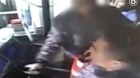 老人搶方向盤險翻車！公車司機「神反應」救全車　圖／翻攝梨視頻