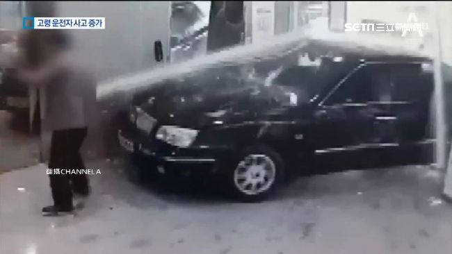 誤將油門當煞車　7旬老翁暴衝撞醫院