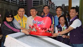 柯文哲出席南洋水燈節活動（1）台北市長柯文哲（左3）4日傍晚在台北出席南洋水燈節活動，並親自製作愛心形狀的大型水燈，施放時許願台北市「平安順利」。中央社記者張皓安攝　107年11月4日