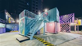 鄭文燦南桃園競總　吸引民眾遊憩打卡桃園市長鄭文燦的南桃園競選總部設計為劇場般圓形構造，並以台灣農業溫室結構搭建，使用半透明的遮光網膜，讓日夜透出不同光影視覺，號稱是「全台最美的競選總部」，吸引許多民眾遊憩打卡。（鄭文燦南桃園競選總部提供）中央社記者吳睿騏桃園傳真　107年11月4日