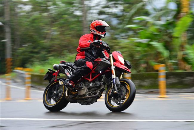 重機法拉利「犁田」⋯騎士走了車也毀