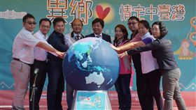 爭取東南亞旅客　中台灣具優越條件行政院中部聯合服務中心4日在南投縣中興新村舉行「異鄉情定中台灣」嘉年華，中服中心執行長方昇茂（中）說，中台灣優越地理位置與觀光資源、便捷交通網絡，對東南亞觀光客更具吸引力。（中服中心提供）中央社記者蕭博陽南投縣傳真　107年11月4日