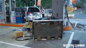 苗栗男倒車撞到加油機／翻攝畫面