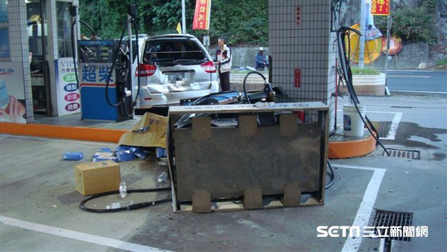 男倒車突暴衝　鏟倒加油機…油噴一地