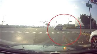 機車擦撞廂型車慘勝　網驚：越級打怪