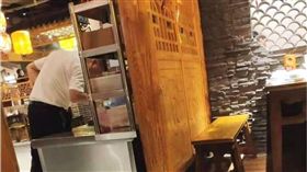 服務生「偷吃」完才上桌？餐廳喊冤：總監試菜　圖／翻攝自廣西新聞網