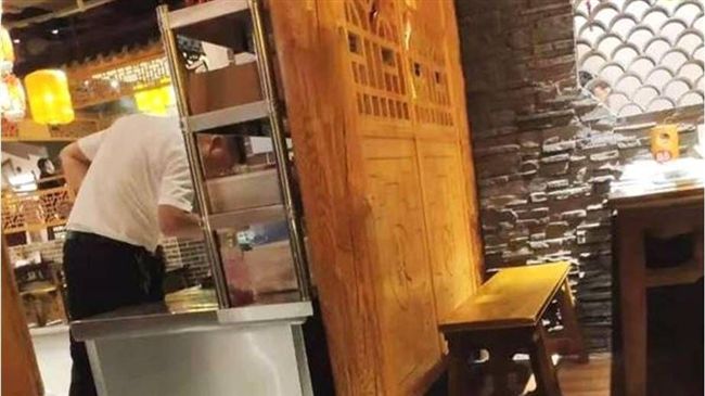 服務生偷吃被抓？餐廳喊冤：總監試菜