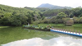 花蓮秘境碧赫潭　鳥語蛙鳴宛如世外桃源（2）花蓮縣萬榮鄉明利村的碧赫潭，青山綠水、水質清澈，潭邊有座迷你型天主教堂，潭中則有一尊聖母瑪利亞像，矗立在湖光山色中，周圍鳥語蛙鳴，宛如世外桃源。中央社記者李先鳳攝　107年8月22日