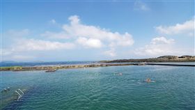 和平島公園藍海水池和平島公園內有兩座超大的海水泳池「藍海水池」，約2.2公尺深，喜歡游泳的民眾優游於內，與海景合而為一，旁邊還有較淺的「親親水池」與大型戲沙池，適合親子同享游泳及玩沙的樂趣。中央社記者林長順攝　107年4月4日