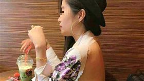 正妹身穿超火辣「強暴衣」。（圖／翻攝自臉書社團「爆廢公社」）